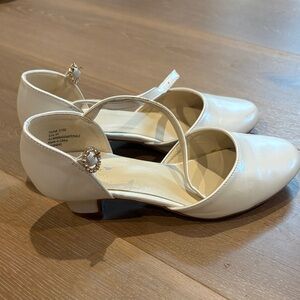 Tip Top Girls Size 3Y Women’s Ivory Mary Jane Low Heel Dress Shoes.